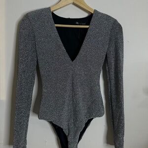 Sexy V-neck bodysuit for women, slim bodysuit with shoulder pads and zipper on t